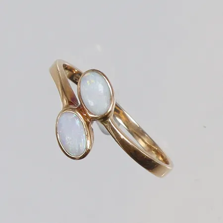 Ring med stenar troligen opaler stl 16 bredd 1-9mm 18K Vikt: 1,7 g