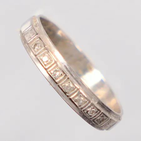 Ring med diamanter 7 x ca 0,005ct, Ø18½, gravyr, vitguld, 18K. Vikt: 3,2 g