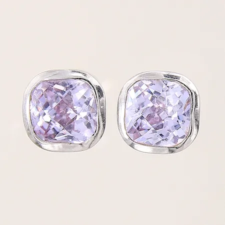 Ett par örhängen med fasetterade ljuslila stenar, 9,9x9,9mm, silver 925/1000 Vikt: 5 g
