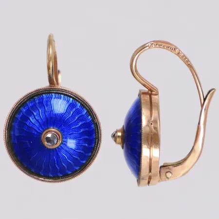 Ett par örhängen med stenar och blå emalj, längd 21mm inklusive krokar, Ø14mm, 14K Vikt: 5,3 g