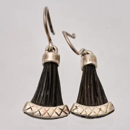 1par örhängen i silver, mått 13x33,5mm, läderdetaljer, 925/1000, vikt 4g.