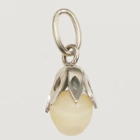 Hänge med pärla, längd 18mm, bredd ca 8mm, trasig pärla, 18K  Vikt: 1,1 g