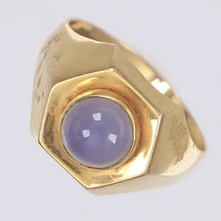 Ring med opak lila sten, stl 17½, bredd 3-12mm, svenska stämplar, 18K bruttovikt: 3,3g Vikt: 3,3 g