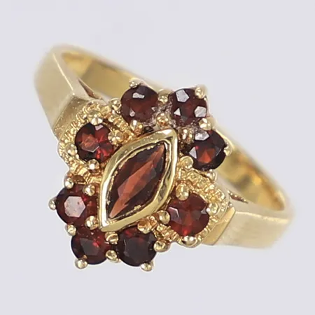 Ring med röda stenar, stl 17¾, bredd 2-14mm, modern tillverkning, förgyllt silver 925/1000 Vikt: 3,7 g