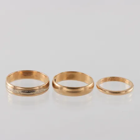 Ringar 3 st 18k med gravyrer. Vikt: 14,9 g