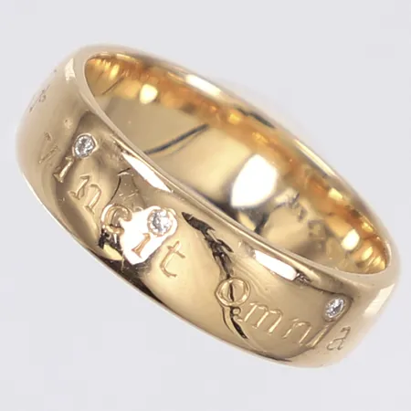 Ring med diamanter 3xca 0,005ct graverad text Amor Vincit Omnia stl 18½ bredd 5mm gravyr inuti ringen 18K Vikt: 7,7 g