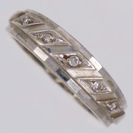 Ring med diamanter 5xca 0,01ct, stl 16¼, bredd 5mm, gravyr, vitguld, 18K Vikt: 3,7 g