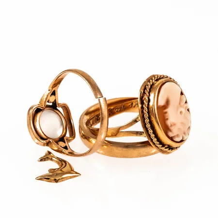 Diverse defekt/graverat guld i 18K. Vikt: 5,1g.