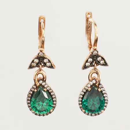 Ett par örhängen med gröna och vita stenar, längd 27mm, bredd 9,5mm, 14K Vikt: 5,6 g