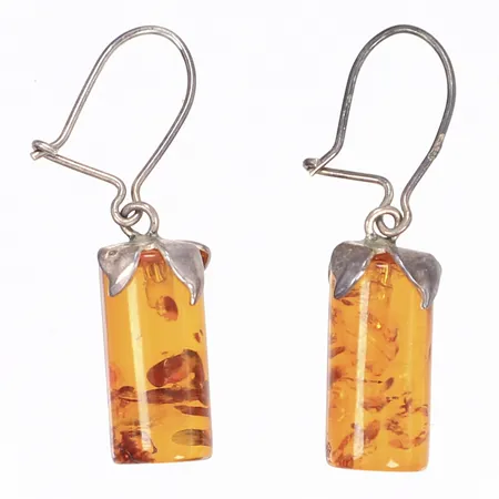 Ett par örhängen med bruna stenar troligen bärnsten, höjd 35mm, silver 925/1000 Vikt: 2,6 g