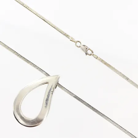 Kedja med hänge, 45cm, bredd 2x2mm, hänge 40x24mm, silver 925/1000. Vikt: 21,1 g