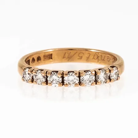Ring Stjärnringen "Corona" i 18K guld med 7 x 0,08ct (Tw (G)/vs-si) briljantslipade diamanter. Den är i storlek 17¾, är 3 mm bred och väger 3,3g. Stenstorlek 0,56ct ingraverat. Stämplad Q10 (1990), HS (Hans Strömdahl, Stockholm), stjärnringenstjärna, 18K och kattfot. Ask medföljer. Gravyr. 