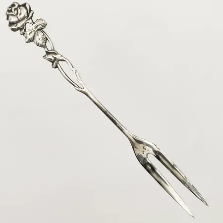 Plockgaffel med floral dekor, längd 13cm, silver 813/1000 Vikt: 11,4 g