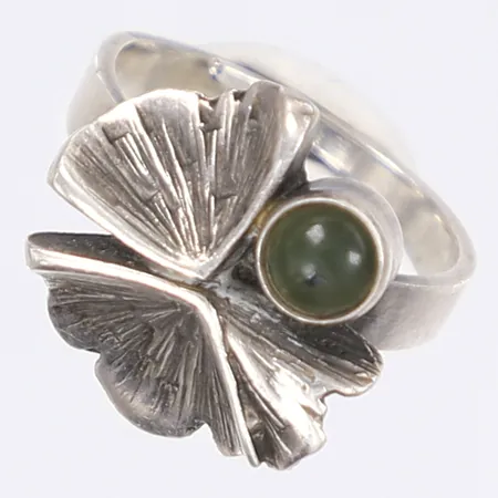 Ring med grön sten, ställbar storlek, bredd 2-17mm, tillv. Sten & Laine/Finnfeelings, Åbo Finland 1977, silver 925/1000 Vikt: 3,7 g
