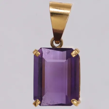 Hänge med ametist, längd 23mm inklusive ögla, bredd 10,8mm, Almen Guldatelje Bo Stockholm, nagg på sten, 18K Vikt: 3,2 g