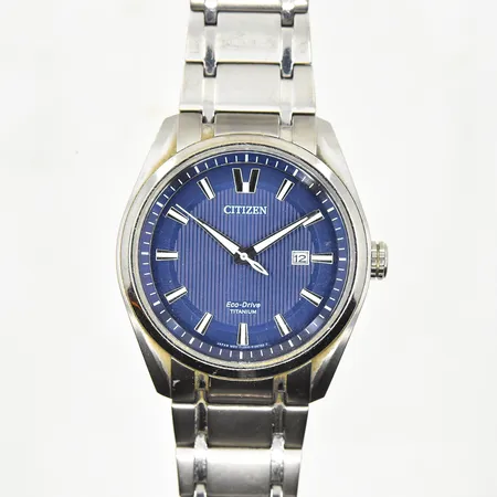 Herrur Citizen Eco Drive i Titan, datum, safirglas, blå urtavla, boett Ø 42mm, kaliber J810, innermått inklusive ur ca 19 cm, batteribyte behövs, originalbox.