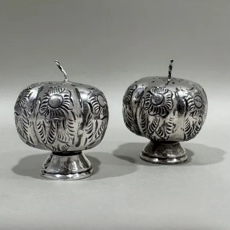 Salt och pepparkar med mönstrad dekor, höjd ca4,5cm, skeva/buckliga, silver 925/1000 Vikt: 22,9 g
