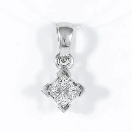 Hänge i 18K vitguld med 4 x c:a 0,05ct princesslipade diamanter. Det är 7,5 mm brett, 14,5 mm långt inkl. ögla och väger 1,2g. Stämplad GHA (Guldfynd), 750.