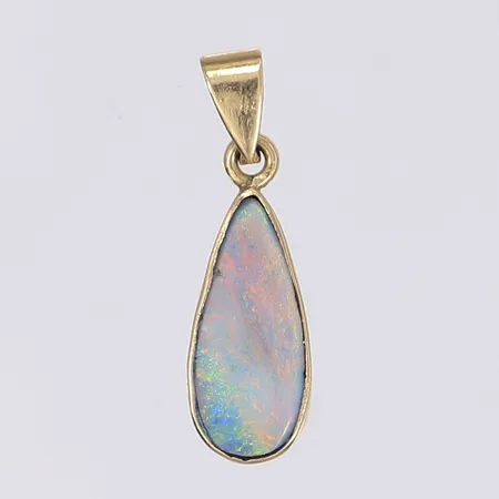 Hänge med skimrande sten troligen opal, 29x8mm, bucklor, repig sten, graverad baksida, 18K Bruttovikt: 2,1g Vikt: 2,1 g