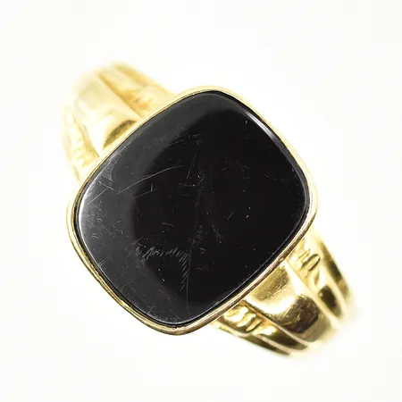 Klackring med onyxplatta, stl 22¼, bredd 3-15 mm, skev och oval skena, 18K. Vikt: 4,3 g