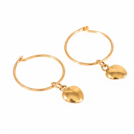 Creoler / läkringar Ø 16 mm i 18K guld med hängande dekor (hjärtan). De är 0,9 - 7 mm breda, 27,5 mm långa och väger 1,5g. 