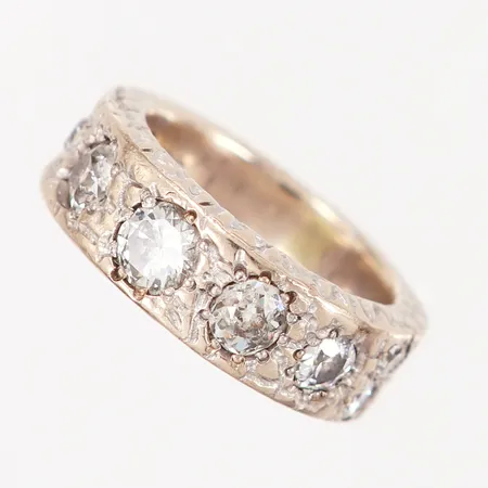 Ring vitguld stl 20 med totalt 19 diamanter totalt ca. 3,47ct gammelslipade varierat med briljantslipade diamanter (se besiktningsintyg), bredd: 8,5mm, 18K Vikt: 26,1 g