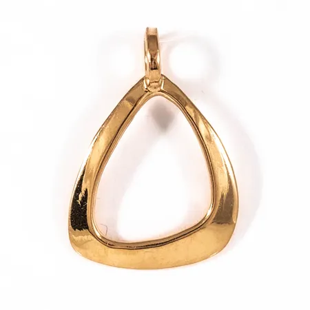 Hänge i 18K guld. Det är 15,5 mm brett, 22 mm långt inkl. ögla och väger 1,6g. Stämplad W&A (Sävsjö Guldsmeds AB, Sävsjö), 18K och kattfot.