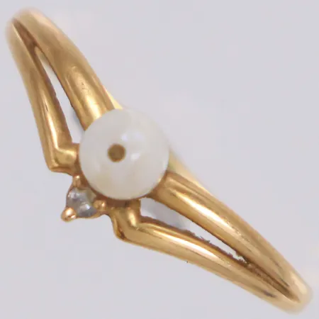 Ring med odlad pärla, stl 18¼, bredd 6mm, skev, 18K