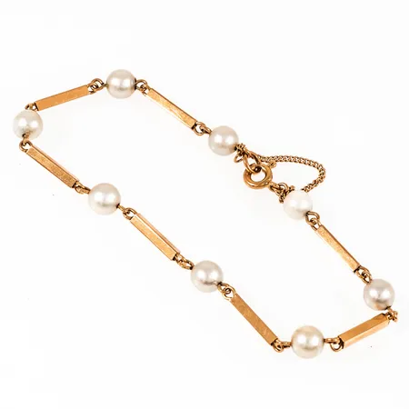 Stavarmband i 18K guld med åtta odlade saltvattenspärlor Ø 5,5 mm. Det är 18,5 cm långt, 2 mm brett och väger 5,8g. Springring & säkerhetskedja. 