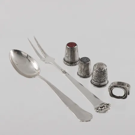 Bestick 2del, fingerborgar 3st, ring som saknar sten, silver. Vikt: 46,6 g