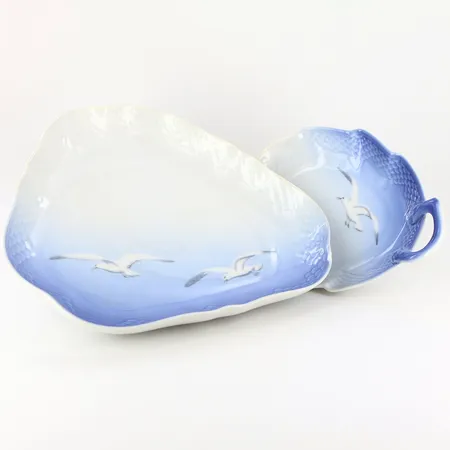 Kakfat 23x24,5cm, nagg finns, nr: 354,1 Fat med hänkel 14x19,5cm, nr: 356, Blå Måsen Royal Copenhagen, 3:e Sortering Vikt: 0 g Skickas med paket.