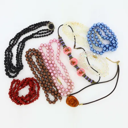 3 collier med plastpärlor, 1 defekt, 1 collier med stenkulor, 1 collier med svarta fasseterade stenar, 1 collier med brun plast sten, 1 collier med röda stenar, 2 collier med vita plast stenar Vikt: 0 g