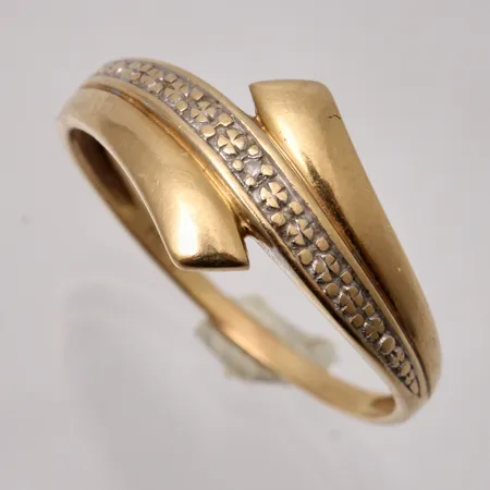 Ring i 18K guld, stl 18¼, bredd 1,3-9,8mm, 1st liten vit sten, vikt 2,11g.