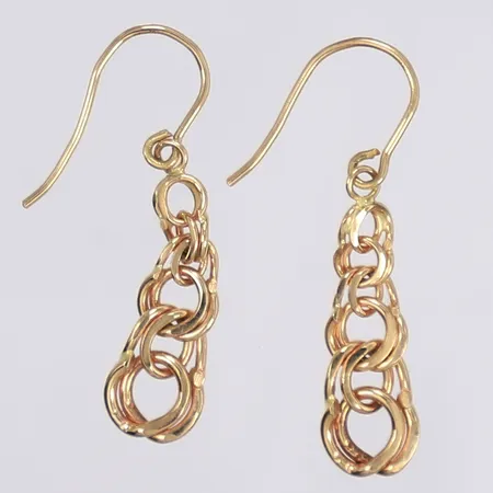 Ett par örhängen Bismarck längd 32mm bredd 4-7mm 18K Vikt: 2,7g Vikt: 2,7 g