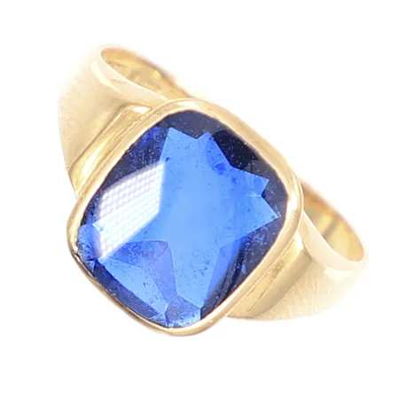 Ring med slipad blå sten stl 18½ bredd 2-10mm svenska stämplar något ojämn skena 18K Vikt: 3,1 g