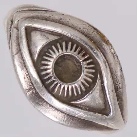 Ring, stl 17¾, bredd 2,5-12,7mm, sten saknas, skev, 925/1000 silver Vikt: 4,4 g