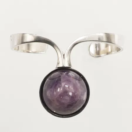 Armband med hög cabochonslipad ametist, stelt, Ø ca 50-60mm, höjd ca 46mm, bredd ca 4-9,8mm, Tyskland, stämplad AM, 925/1000 silver Vikt: 48,8 g