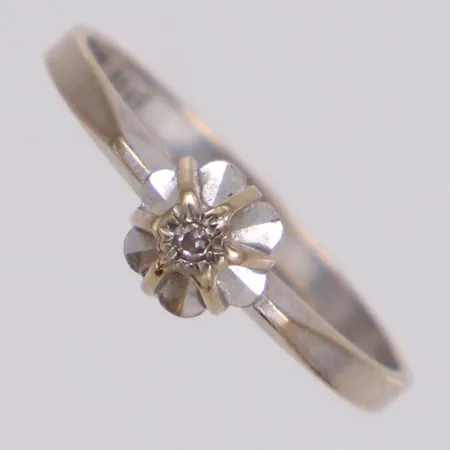 Ring med diamant ca 0,01ct, stl 16¾, bredd 5mm, vitguld, 18K Vikt: 1,7 g