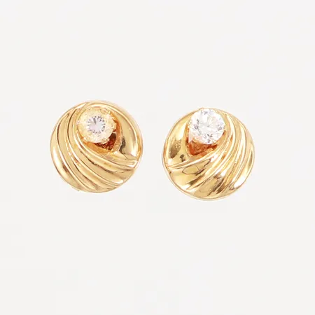 Ett par örhängen med vita stenar Ø8mm, udda stoppar, ett skevt stift, 18K Vikt: 0,8 g