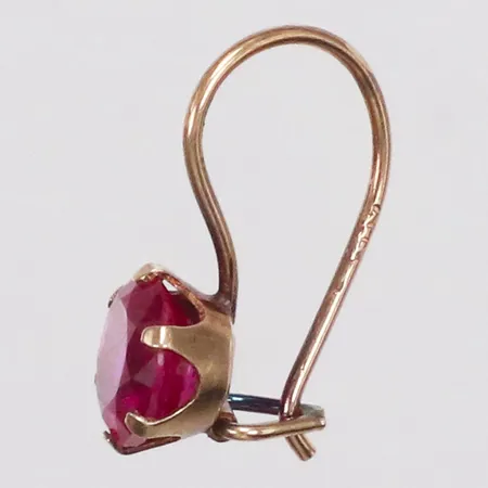 Örhänge med röd sten, udda, längd 15mm, bredd 0,6-6mm, missfärgad, 14K Vikt: 0,5 g