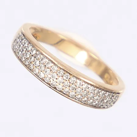 Ring med diamanter 61x ca 0,004ct totalt 0,25ctv enl. gravyr, stl 16¼, bredd 2-4mm, 18K Vikt: 2,9 g