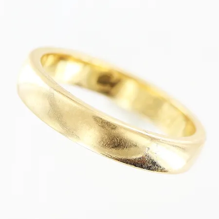 Ring, slät, stl 18, bredd 3,8mm, gravyr, 18K.  Vikt: 5,8 g