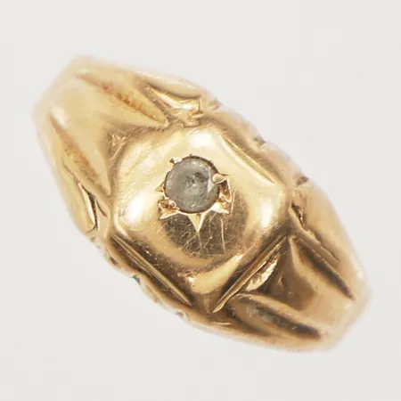 Ring med vit sten, stl16½, bredd 3-8,5mm, bruksslitage, skadad sten, 18K Vikt: 2,3 g