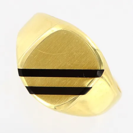 Klackring med dekor i emalj, stl 19¾, bredd ca 15mm framtill, 18K Vikt: 5,1 g