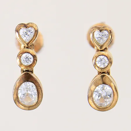 Ett par örhängen med vita stenar, 16x6,3mm, missfärgade, 8K Vikt: 3,5 g