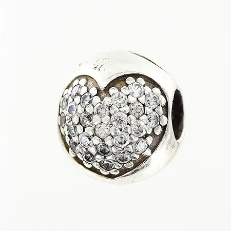 Clipberlock Pandora, pavéinfattade vita stenar i form av ett hjärta 10x10mm, ALE silver 925/1000 Vikt: 2,4 g