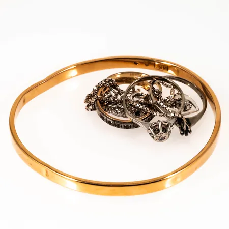 Diverse defekt/graverat guld i 18K. Vikt: 24,4g.