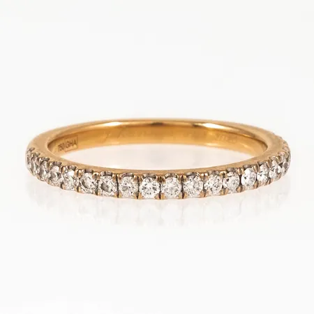 Ring i 18K guld med diamanter 21 x ca 0,02ct. Den är 2 mm bred, är i storlek 16  och väger 2,2g. Stämplad GHA 750. Gravyr. 