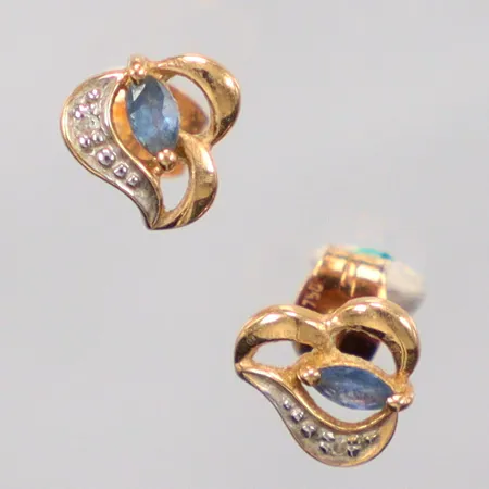 Ett par örhängen med blå och vita stenar, längd 7,5mm, 18K. Vikt: 1 g