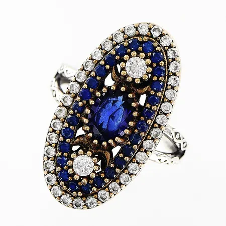 Ring stl 19½, vita och blå stenar i förgylld fattning, ovansida 28x15mm, silver 925/1000. Vikt: 7,4 g